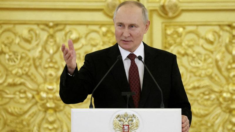 تسلم فلاديمير بوتين رئاسة روسيا من الرئيس السابق بوريس يلتسن في آخر يوم من عام 1999