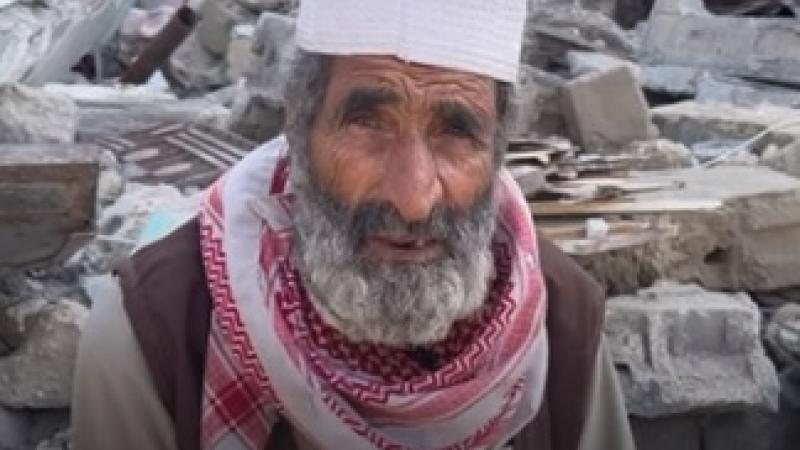 يصرّ هذا المسن الفلسطيني على البقاء على ركام منزله وإن قُتل 