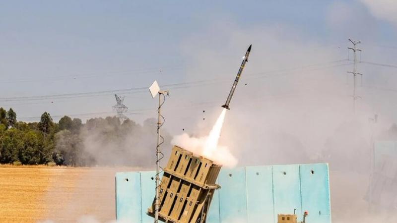 أخطأ صاروخ من نظام القبة الحديدية طريقه في اعتراض صواريخ المقاومة ليسقط في تل أبيب