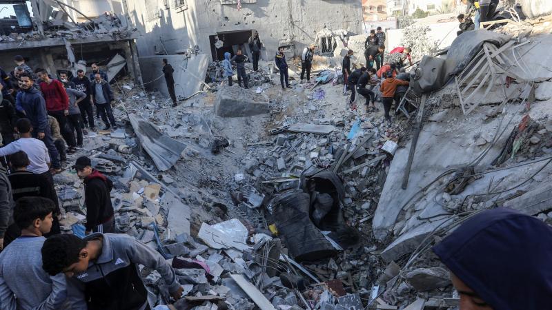بيّنت الصور من رفح آثار القصف الإسرائيلي على منزل عائلة عزوم ومحاولات انتشال الشهداء والجرحى من تحت الركام - الأناضول