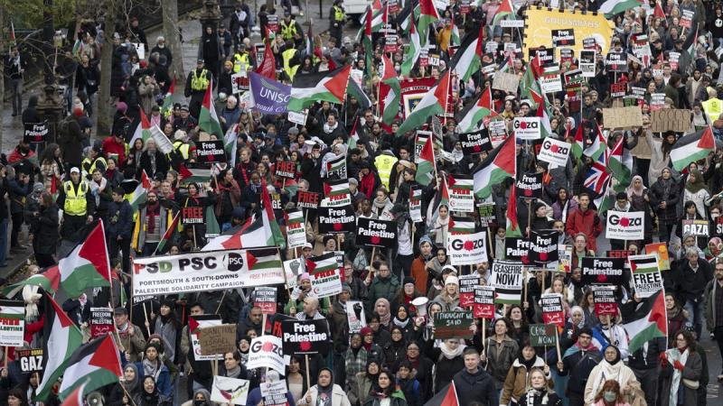 ندد المتظاهرون في لندن بالهجمات الإسرائيلية على قطاع غزة