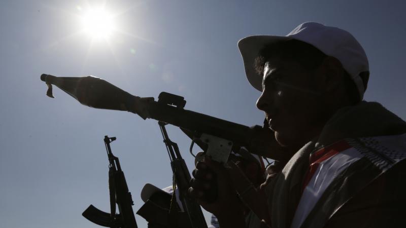 يشهد اليمن حربًا بين القوات الموالية للحكومة الشرعية مدعومة بتحالف عسكري عربي تقوده السعودية وقوات الحوثيين المدعومين من إيران - الأناضول