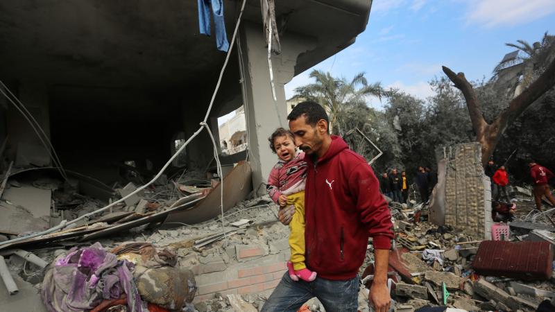 عاش الفلسطينيون في غزة ليل الإثنين واحدة من أعنف ليالي العدوان - الأناضول
