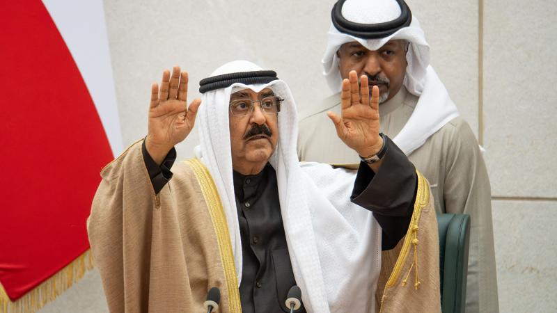 تنص المادة 60 من الدستور الكويتي على أن يؤدي الأمير اليمين قبل ممارسة صلاحياته في جلسة خاصة لمجلس الأمة - حساب وكالة الأنباء الكويتية على "إكس"
