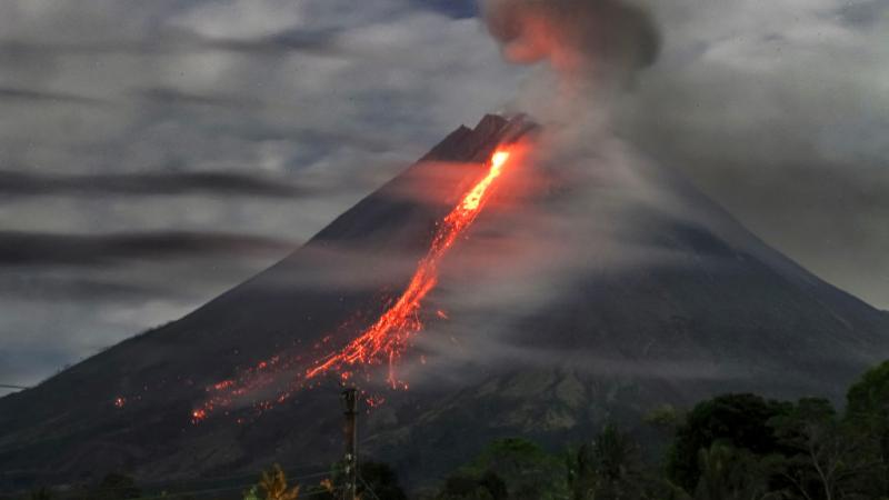 انبعث من البركان عمود من الرماد على ارتفاع ثلاثة آلاف متر