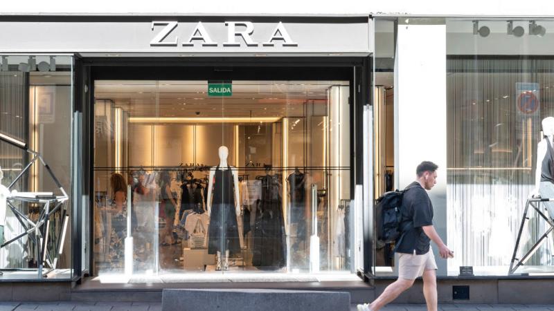 تعد متاجر زارا واحدة من أكثر محلات الألبسة العصرية المنتشرة حول العالم 
