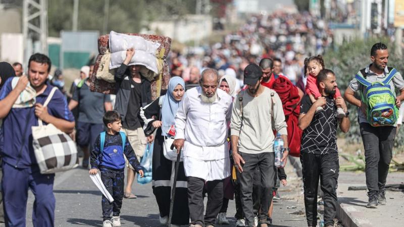 فلسطينيون أثناء مغادرتهم الجزء الشمالي من غزة إلى جنوب القطاع 