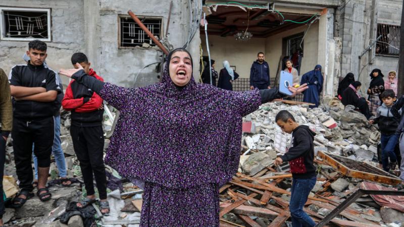 استشهد وأصيب المئات الشهداء في القصف الإسرائيلي المتواصل على عدة مناطق في القطاع غزة