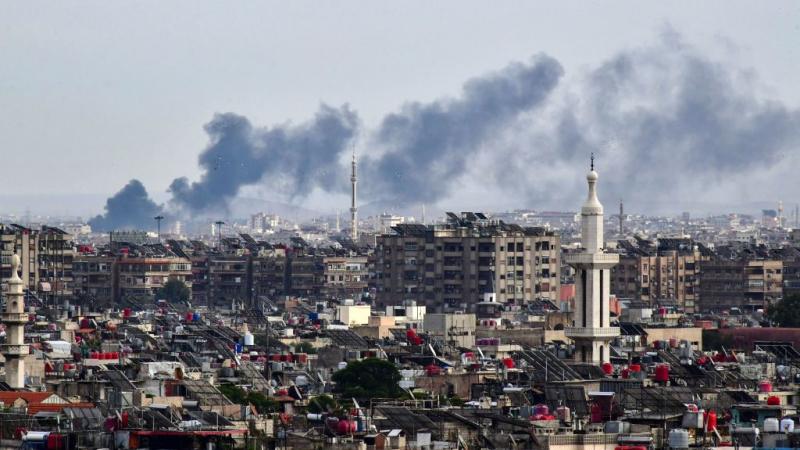 كثفت إسرائيل ضرباتها في محيط دمشق مع بداية عدوانها على قطاع غزة