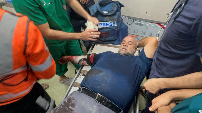 أصيب الصحافي وائل الدحدوح بيده وكتفه وبطنه بشظايا صاروخ إسرائيلي في غزة