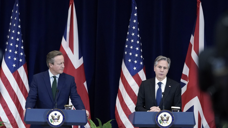 وزير الخارجية الأميركي أنتوني بلينكن مع نظيره البريطاني ديفيد كاميرون - أ ف ب