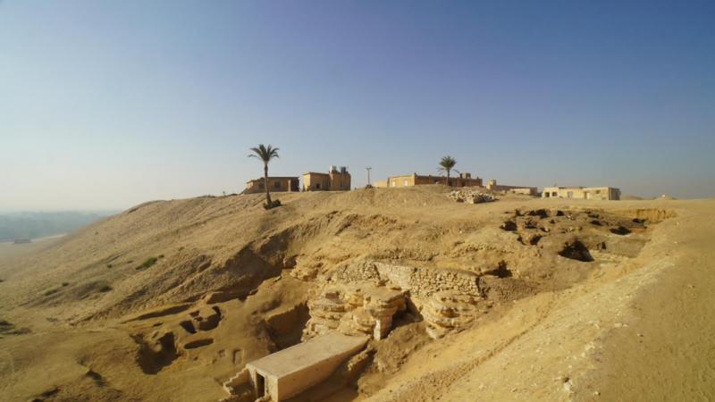 مقبرة من عصر الأسرة الثانية وعدد من اللقى الأثرية في منطقة سقارة المصرية - وزارة الآثار المصرية