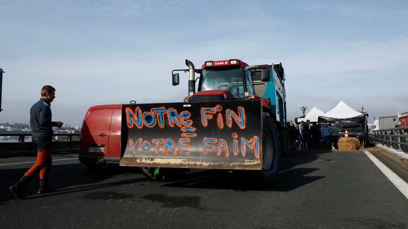 يقول أحد المزارعين الفرنسيين إنهم لم يعودوا قادرين على إعالة أنفسهم- رويترز