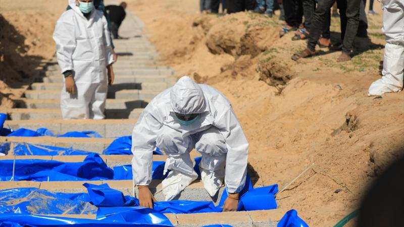 جرى دفن جثامين 100 شهيد بقبر جماعي في رفح، كان الاحتلال قد سرقها من مناطق متفرقة من قطاع غزة