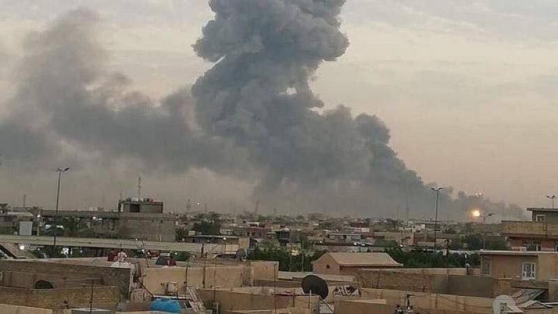 أعمدة الدخان تتصاعد من موقع القصف الأميركي في بغداد 