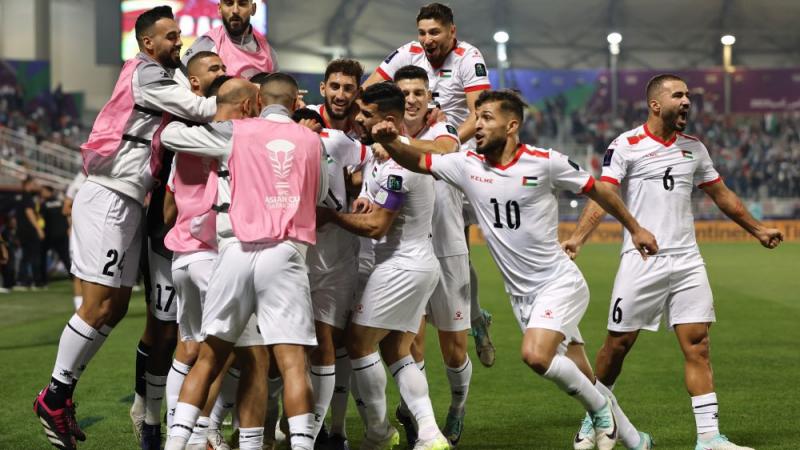 أبلى الفلسطينيون بلاءً حسنًا في أرضية الملعب خلال بطولة كأس آسيا وسط مدرجات لعبت دورًا مهمًا في تشجيعهم - أكس