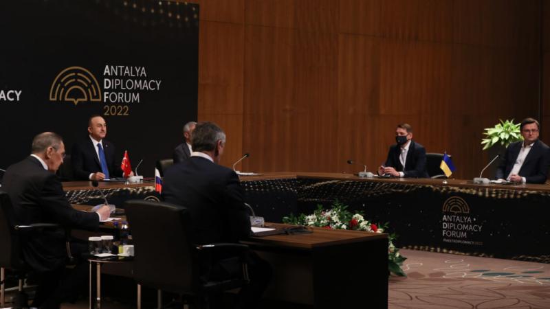من اللقاء الذي جمع لافروف وكوليبا برعاية تركية في انطاليا عام 2022