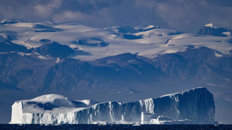 يرجَع السبب الرئيسي لذوبان مساحات من الغطاء الجليدي إلى الاحترار المناخي سواء بسبب ارتفاع درجة حرارة الغلاف الجوي أو في المحيطات - غيتي