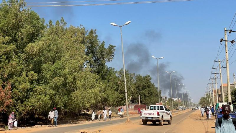 دخان القصف يتصاعد من وسط العاصمة الخرطوم