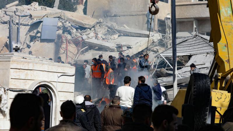 الدمار الذي خلفه الهجوم الإسرائيلي على المبنى في دمشق بحسب ناشطين