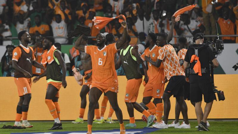 فرحة لاعبي ساحل العاج على أرضهم بعد الفوز على حامل اللقب المنتخب السنغالي