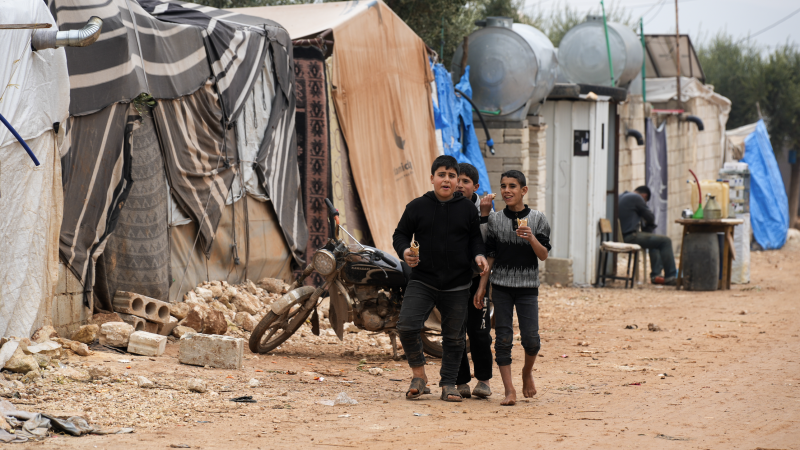  تعمل منظمات في الشمال السوري على استمرار مشاريع تغذية المخيمات بالمياه - غيتي