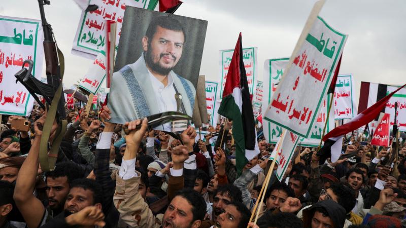كشف المتحدث باسم حكومة الحوثيين أن الجماعة استهدفت 34 سفينة إسرائيلية وأميركية وبريطانية منذ بداية العدوان على غزة - رويترز 