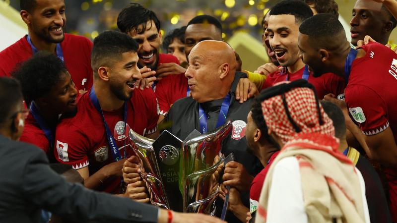 قاد لوبيز "العنابي" للفوز بكأس آسيا قطر 2023 والاحتفاظ باللقب الذي ناله في النسخة قبل الماضية التي جرت في الإمارات عام 2019 -رويترز