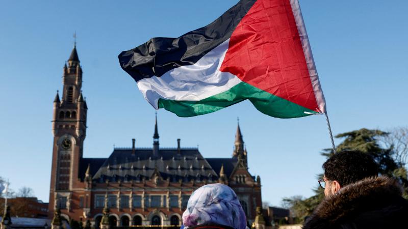 العلم الفلسطيني مرفرفا أمام مبنى محكمة العدل في لاهاي