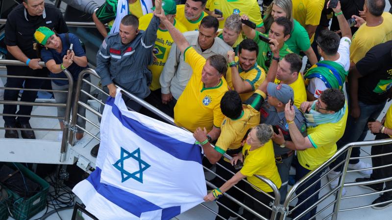 الرئيس البرازيلي السابق جايير بولسونارو يرفع علم إسرائيل خلال مظاهرة في ساو باولو