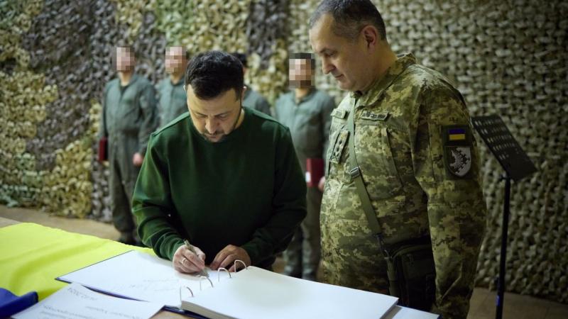 أظهر مقطع مصور الرئيس الأوكراني وهو يرتدي الزي العسكري أثناء لقائه جنودًا في غرفة مظلمة تشبه قبوًا تحت الأرض