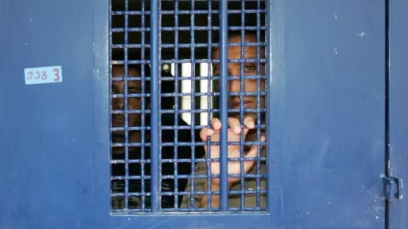 يتعرّض الأسرى الفلسطينيون لأساليب تعذيب صادمة في سجن النقب الصحراوي