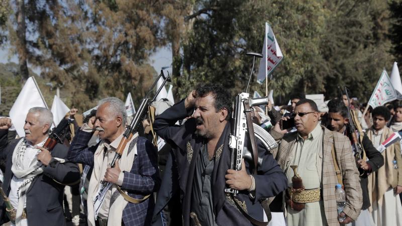 تقول واشنطن ولندن إن الضربات هدفها تقليص قدرات الحوثيين على تهديد حركة الملاحة - الأناضول
