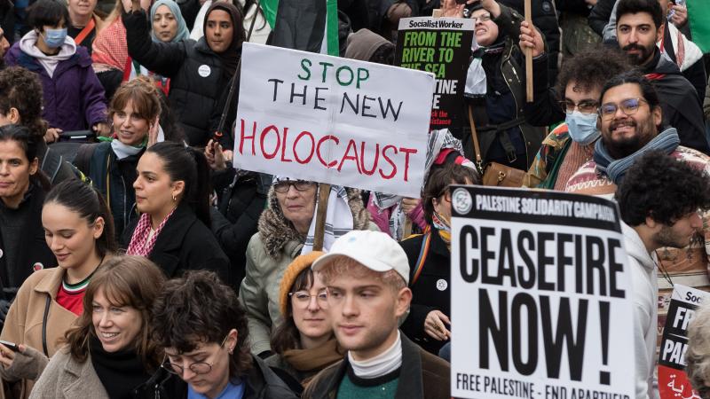 تشهد لندن مظاهرات واحتجاجات متكررة وكبيرة تطالب بوقف العدوان الإسرائيلي على غزة