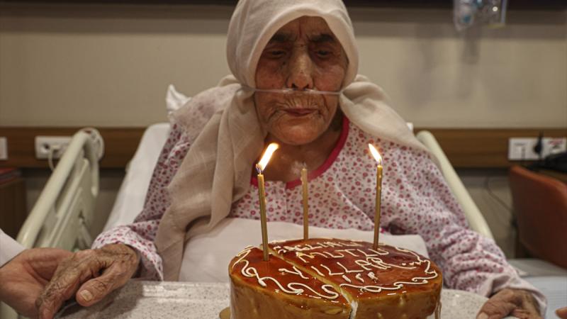 تبلغ المعمرة التركية 111 عامًا ونجت من زلزال تركيا ومشاكل صحية عديدة