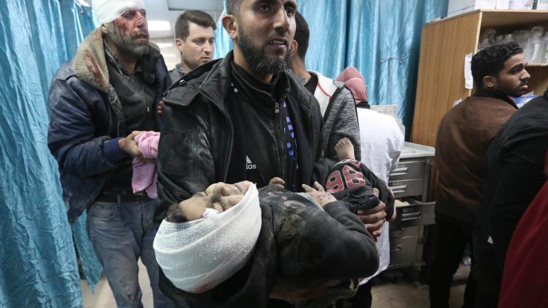 شهد قطاع غزة قصفًا عنيفًا أدى إلى استشهاد وجرح عشرات الفلسطينيين بينهم أطفال ونساء- الأناضول