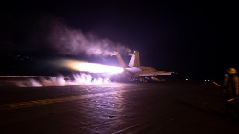 كان الجيش الأميركي أعلن أمس الخميس إسقاطه طائرة مسيرّة في خليج عدن وتدميره زورقًا مُسيّرًا في البحر الأحمر - إكس