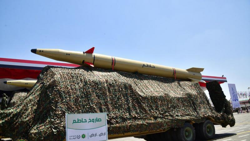يستخدم الحوثيون صواريخ ومقذوفات ومسيرات محلية الصنع