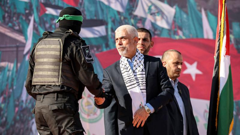 فيديو لقائد حماس في غزة يحيى السنوار يشغل الإسرائيليين.. ما قصته؟ |  التلفزيون العربي