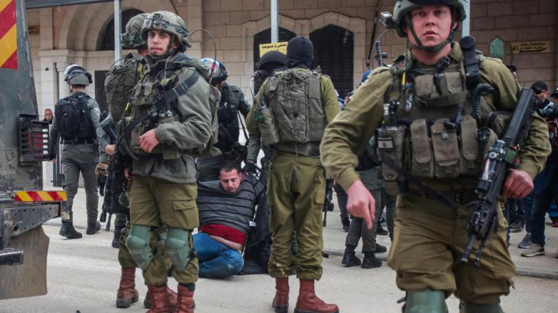 اعتقلت قوات الاحتلال 20 فلسطينيًا على الأقل من الضّفة بينهم اثنان من محرري صفقة التبادل الأخيرة