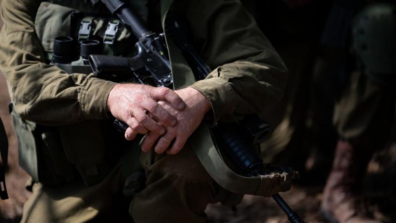 تتنوع الأسلحة المعروضة على مواقع البيع الإلكترونية الإسرائيلية بين البنادق والخوذ ومعدات الرؤية الليلية