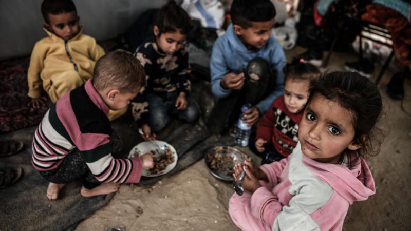 آلاف الأيتام من الأطفال يعيشون في أوضاع كارثية وسط الخيام