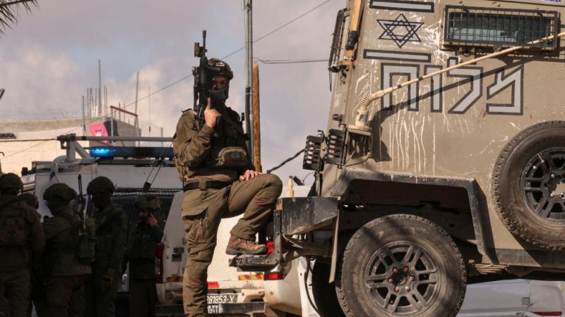 يحرس عشرات الجنود الإسرائيليين المدججين بالسلاح العديد من كاميرات المراقبة 