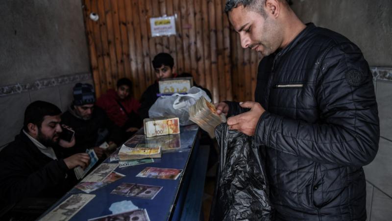 شرع فلسطينيون مغتربون في إرسال مبالغ مالية إلى عائلاتهم في غزة عن طريق أشخاص يعملون في مجال الحوالات 