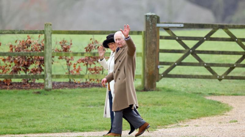 يمضي الملك تشارلز  وقته في مقر الإقامة الريفي في ساندرينغهام شرقي إنكلترا برفقة زوجته كاميلا - غيتي