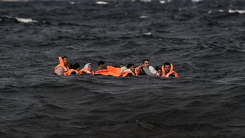 انتشلت سفينة "جيو بارنس" أكثر من 60 شخصًا في وقت متأخر من أمس السبت من قارب مطاطي في المياه الدولية قبالة ليبيا