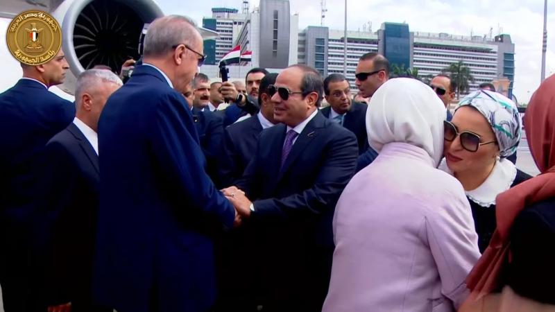 الرئيس المصري عبد الفتاح السيسي يستقبل نظيره التركي رجب طيب أردوغان في مطار القاهرة
