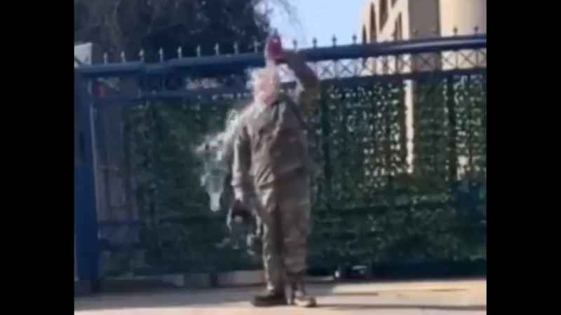 شهدت منصات التواصل الاجتماعي تداولًا واسعًا لمشهد الجندي آرون بوشنل خلال إضرام النار في نفسه مرتديًا ملابسه العسكرية