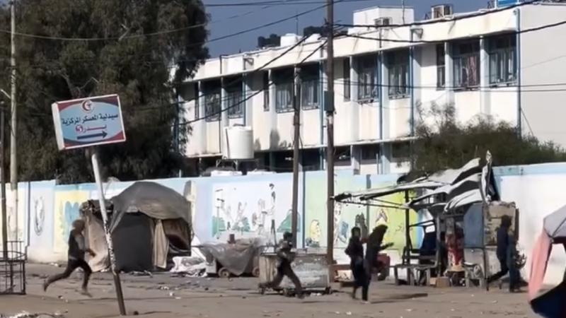 فلسطينيون يحاولون النجاة من رصاص القناصة الإسرائيليين أمام مجمع ناصر