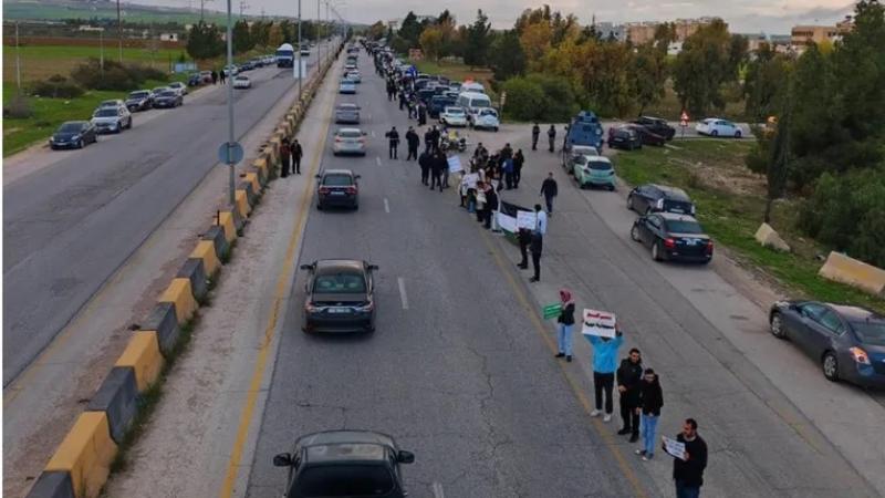 سلسلة بشرية في الأردن لوقف الجسر البري الذي يمد إسرائيل بالبضائع – وسائل إعلام أردنية